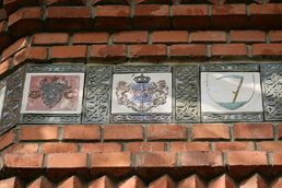 Detaliu din braul cu placute ceramice cu stema moldovei, a regatului si regiunii Botosani.